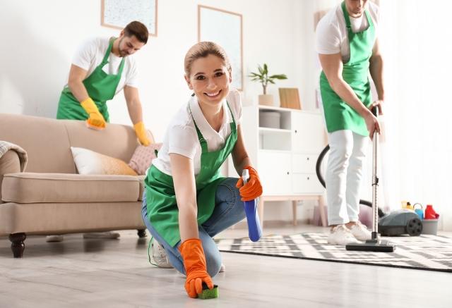 What To Look For When Choosing A Cleaning Crew cover picture