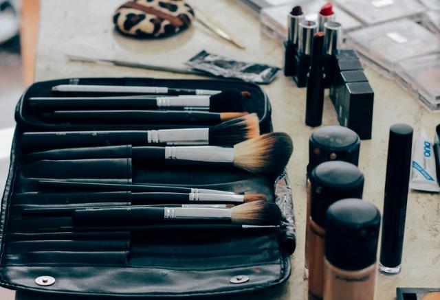 Top Techniques to Properly Apply Foundation Makeup cover picture