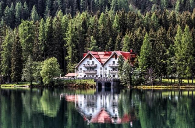 7 Best Places to Live in Alberta cover picture