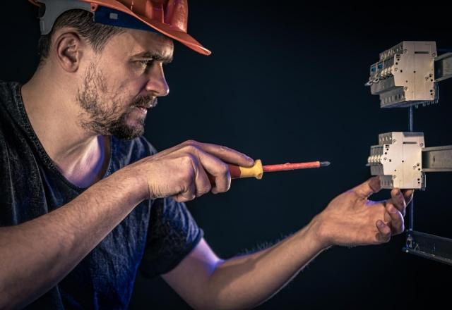 What to Know Before Buying Circuit Breakers: Our 5 Key Tips cover picture