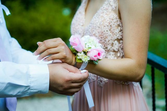 How to Plan a Perfect Prom Night Experience? cover picture