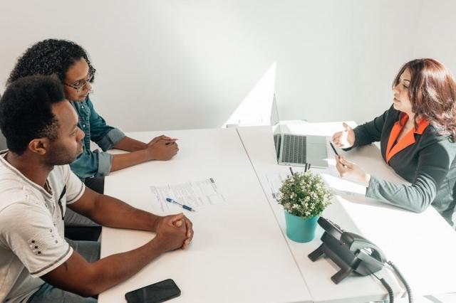 5 Reasons to Hire a Professional Financial Advisor cover picture