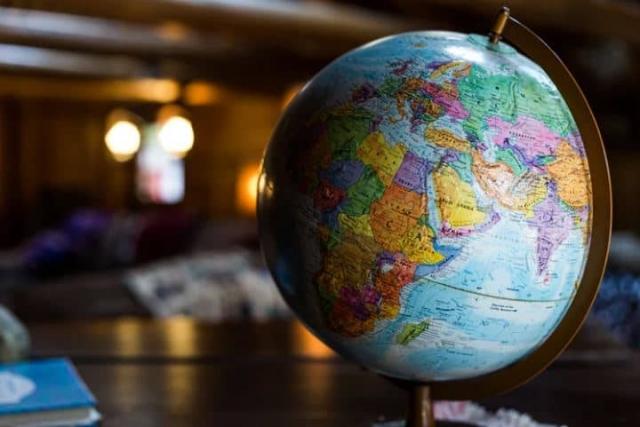 What are the best ways to travel the world cheap or for free? cover picture