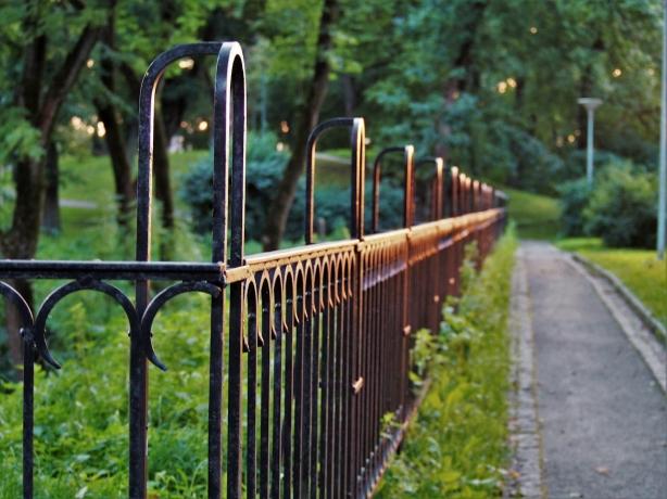 10 Essential Tips for Success as a Fence Franchise Owner cover picture