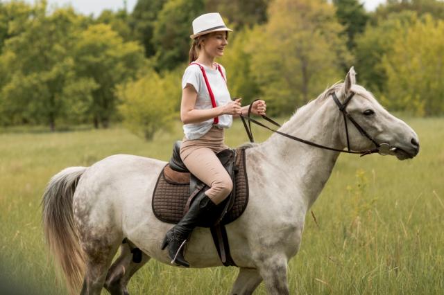 Essential Checklist to Pick the Right Breeches for Comfortable Horse Riding cover picture