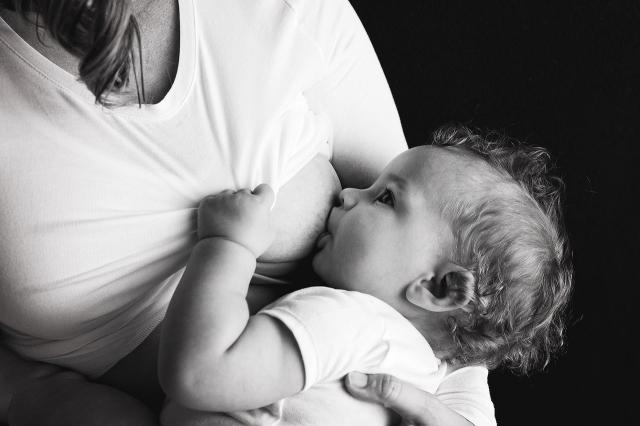 The foods to privilege and to avoid during a breastfeeding diet cover picture