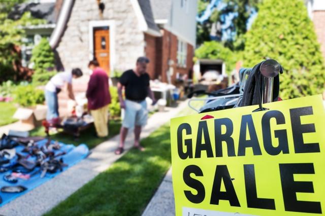 How to Hold a Successful Yard Sale: A Guide cover picture