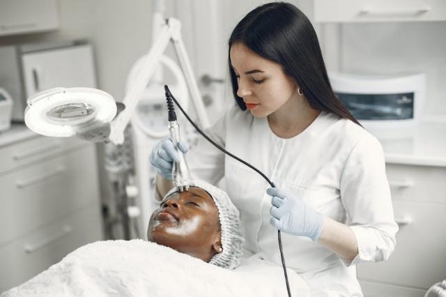 The Complete Guide to Selecting a Dermatologist: Everything to Know cover picture