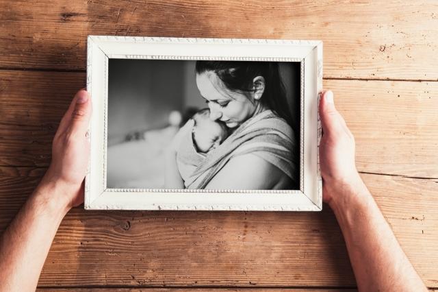 How to Find the Perfect Picture Frame for Your Living Room cover picture