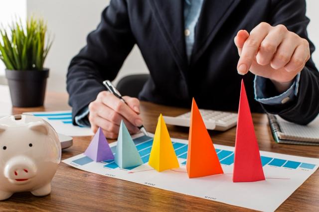 Roth or Traditional IRA? A Decision Guide for Different Income Levels cover picture