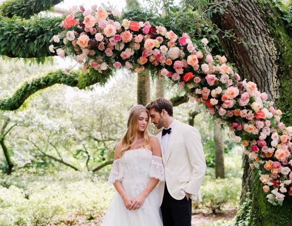 Wedding Garlands & Wreaths: Traditional Expressions of Happiness and Love cover picture