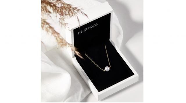 Looking for suitable gifts for your bridesmaids? We’ll give you advice on what to choose cover picture