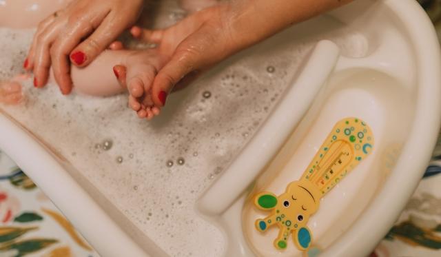 8 Essential Items to Make Baby Bath Time Simple & Fun cover picture