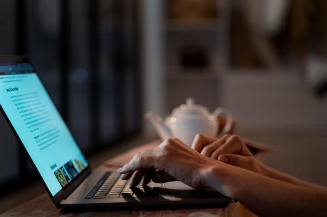 AI Writing Tools vs. Human Writers: Who Does It Better? cover picture