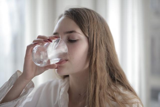 7 Signs You Are Drinking Contaminated Water cover picture