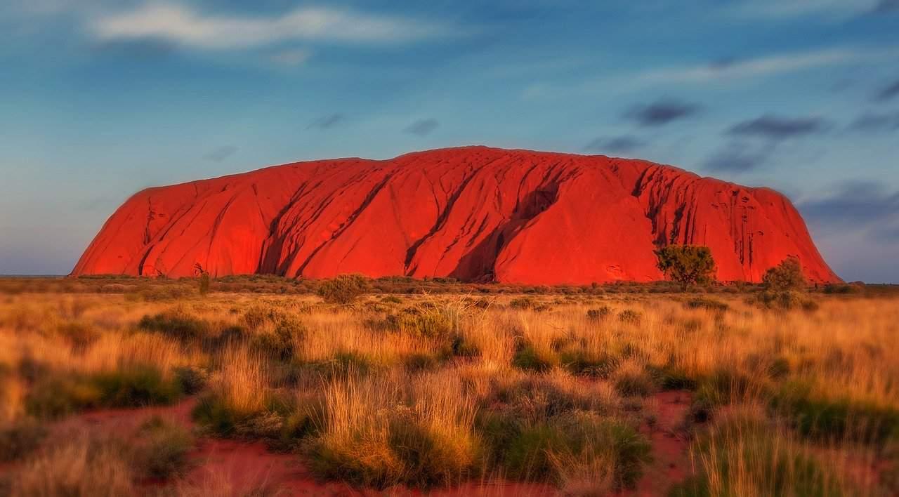 What are the important tips to travel to Australia? cover picture
