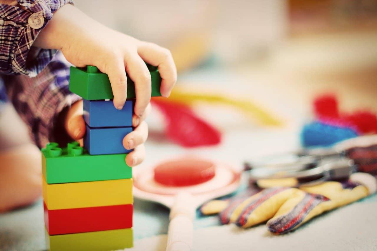 Eight montessori activities to entertain children in containment cover picture