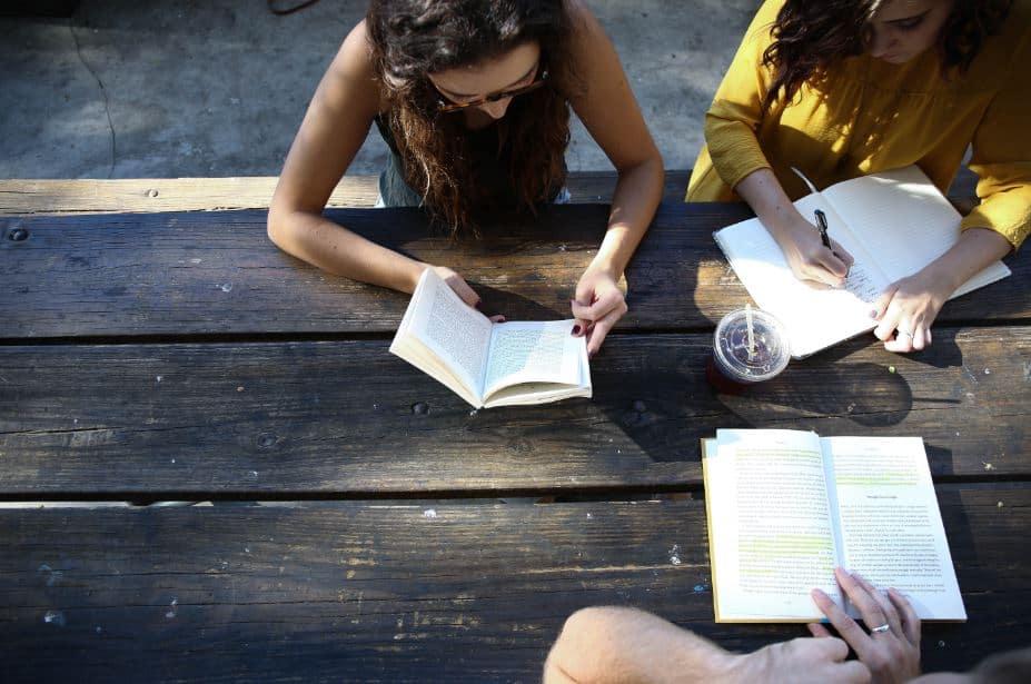 What characterizes the american education system? cover picture