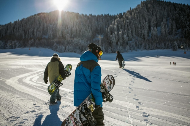 A family sets out for a fun day of snowboarding.
