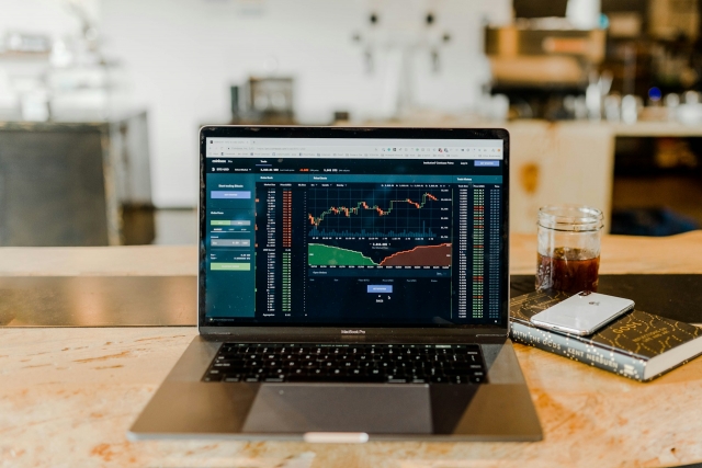 How Dividend Stocks’ Share Prices Impact Your Returns