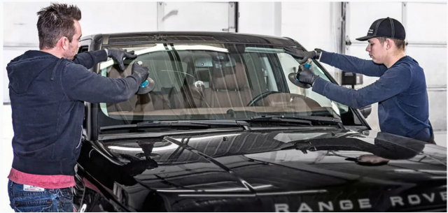 The Pros and Cons of Windshield Replacement Service Providers in Chicago, IL
