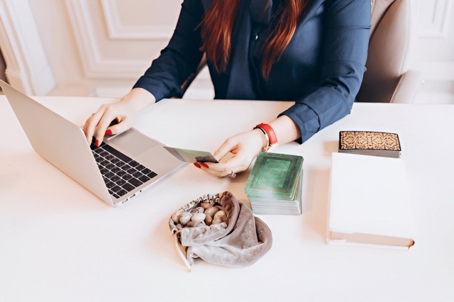 Can Online Psychic Readings Really Predict the Future?