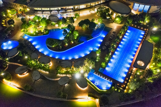 Escape the Heat: Enjoy the Ultimate Summer Experience at the Country Club Pool