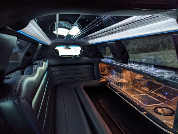 Top Features to Look for When Booking an Airport Limo Service