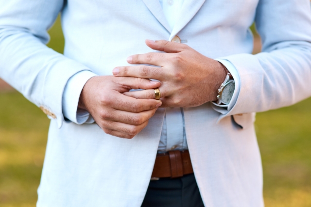 Choosing the Perfect Men's Wedding Band: A Guide for Grooms