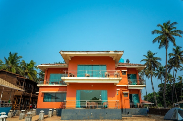 Where Can You Find the Freshest Seafood Near Murudeshwar Resort?