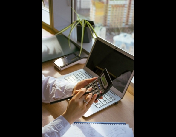 A Complete Guide to Outsourced Accounting solutions in Delhi for Startups & SMEs