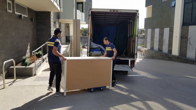 Comparing Rental Truck vs. Professional Interstate Movers in Melbourne