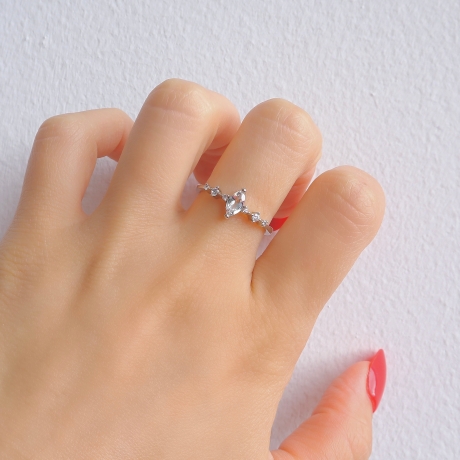 Moss Agate Rings and Promise Rings: Symbolic Jewelry That Speaks from the Heart