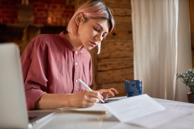 Finding the Right Essay Writer in Canada: A Student’s Guide