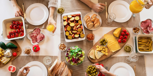 Exclusive Disposable Cutlery And Plastic Serving Trays! Save Your Money