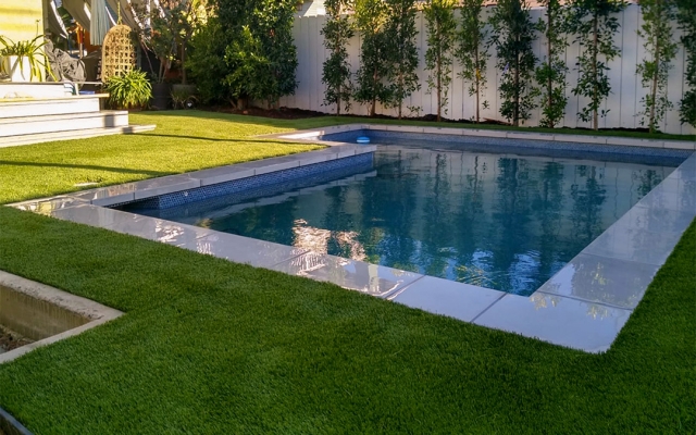 7 Benefits of Installing Artificial Grass in Poolside Areas