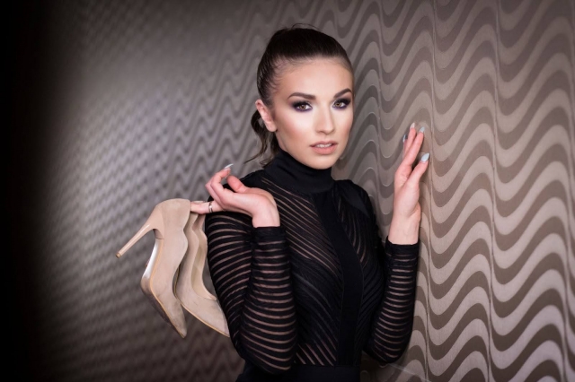 What Key Skills Are Needed for Success in Glamor Modeling?