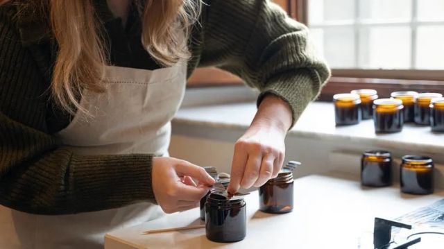 Crafting Elegance and Aroma: Exploring the Art of Candle Making Classes 