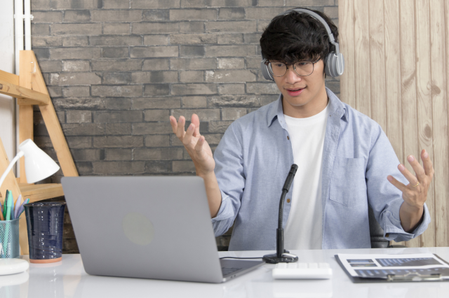 7 Tips on How to Become a Good Online Teacher