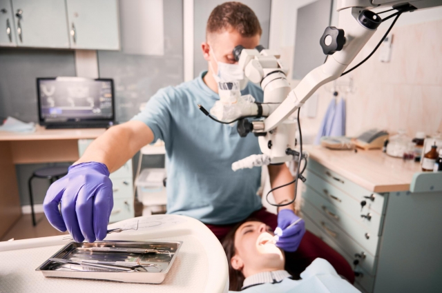 Top Reasons to Choose the Best Dentist in Delhi for Your Dental Implants 