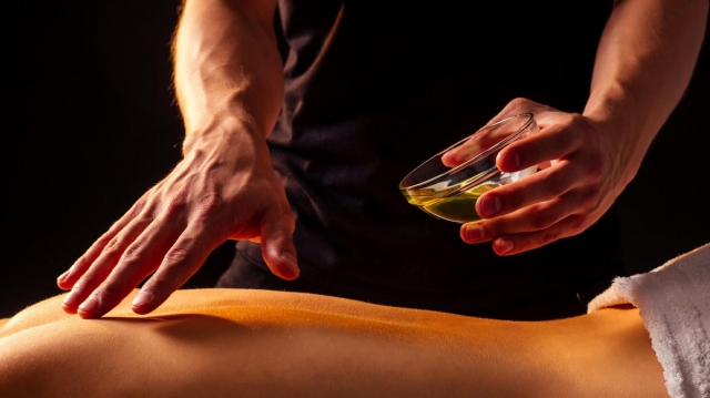 Experience Ultimate Relaxation with Oil Massage in Vienna | Moon Lake Spa
