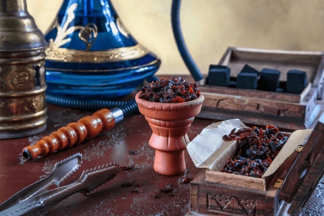 How Do Experts Prepare Shisha Using Fakher Molasses
