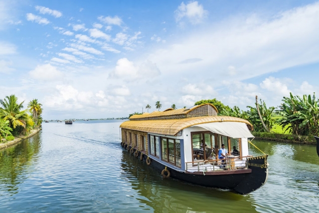 Munnar Thekkady Alleppey 5 Days Tour – A Breathtaking Kerala Experience Through Hills, Wild Life & Backwaters