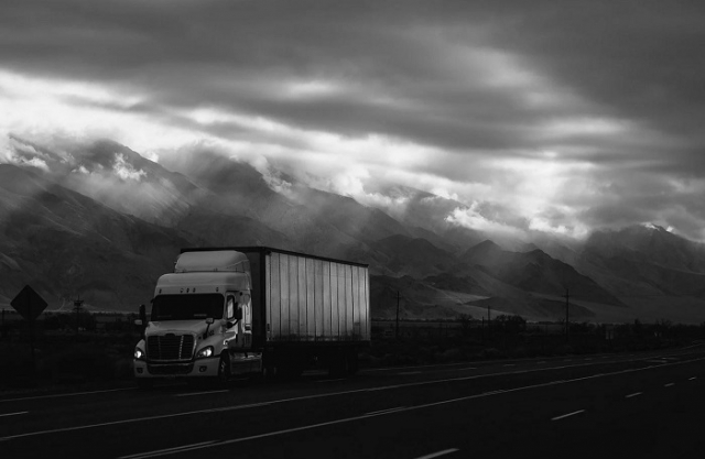 How Do Moisture Control Systems Prevent Contamination During Powdered Goods Transport