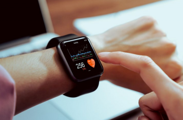 Smart Watches and Heart Health: Monitoring Your Way to a Stronger Heart