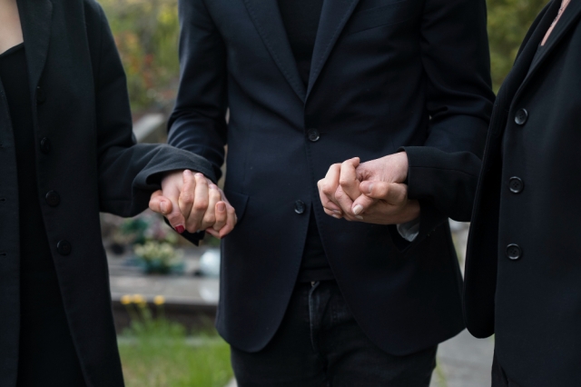 The Hidden Helpers in Times of Loss
