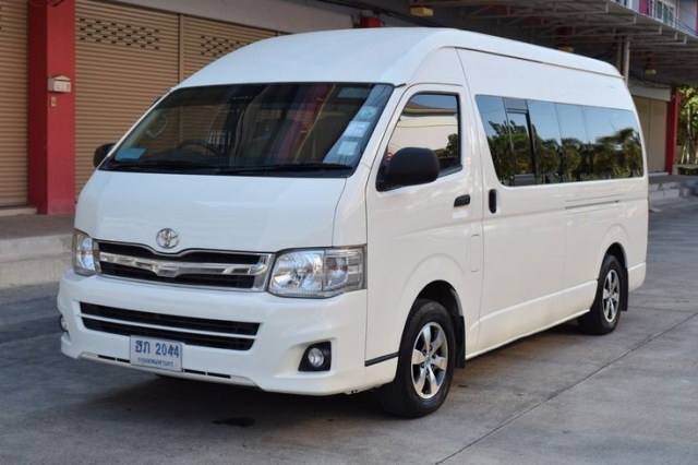 Experience St Kilda Hassle-Free with a Comfortable Maxi Taxi
