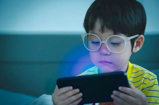 10 Alarming Side Effects of Children Using Mobile Phones