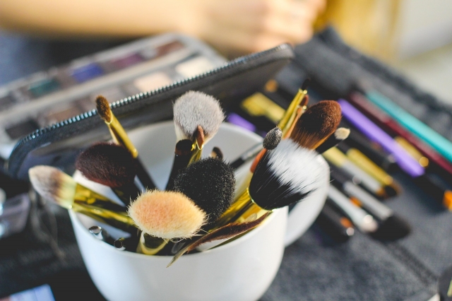 The Ultimate Guide to Choosing the Right Makeup Brush for Your Skin Type