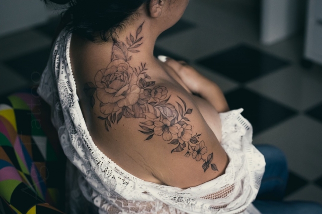 Tatuaż z lilią – subtelne piękno, duchowa moc i osobista symbolika